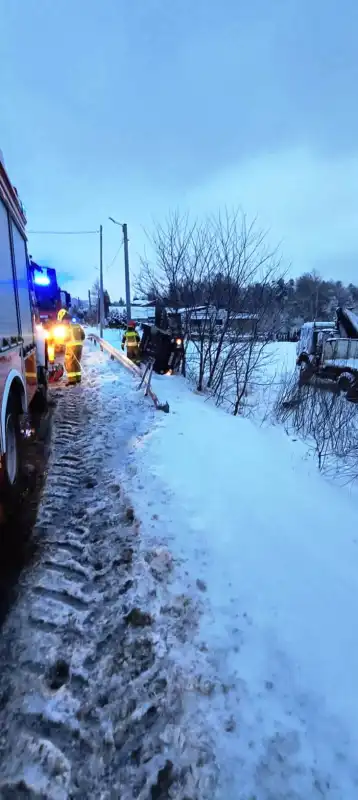 Wypadek w Barcicach. Samochód osobowy wypadł z drogi