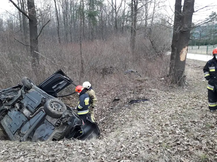 Wypadek w Starym Sączu: Na ul. Piaski dachował Seat. Kierowca trafił do szpitala