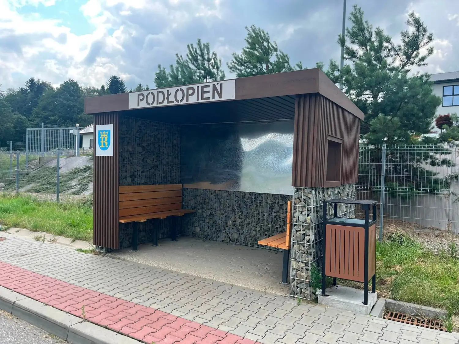 Nowoczesne przystanki z klimatem dawnych lat. Ciekawy pomysł gminy Tymbark