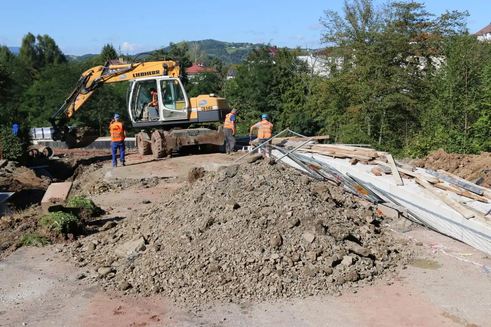 Limanowa: Trwają prace nad stabilizacją osuwiska przy ul. Paderewskiego
