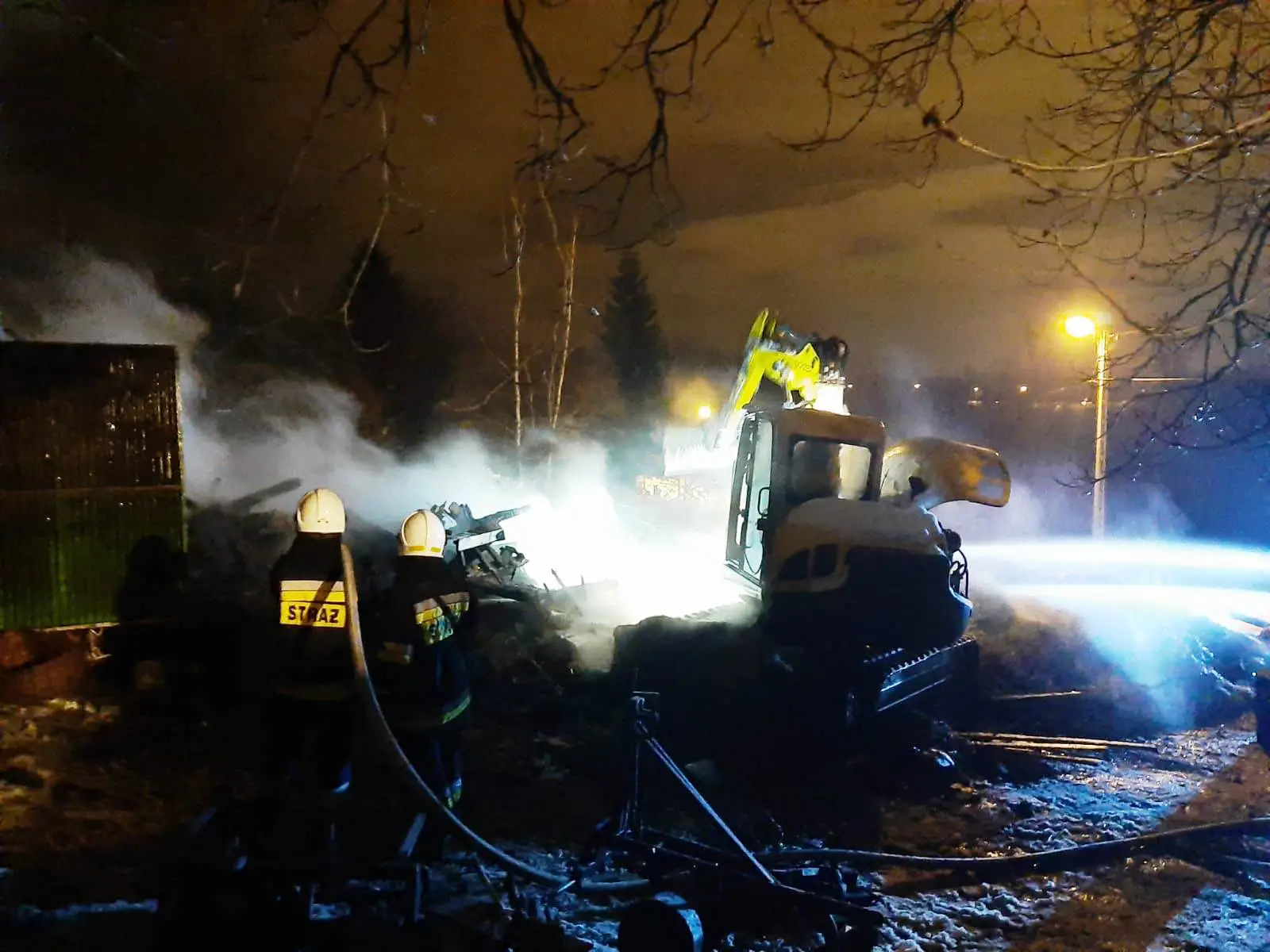 Na ul. Lipowej w Nowym Sączu płonął budynek gospodarczy i garaż
