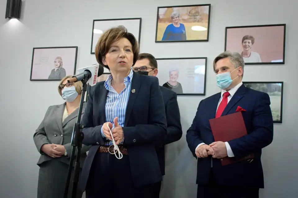 Minister rodziny i polityki społecznej Marlena Maląg z wizytą w Klubie Seniora Plus w Łużnej