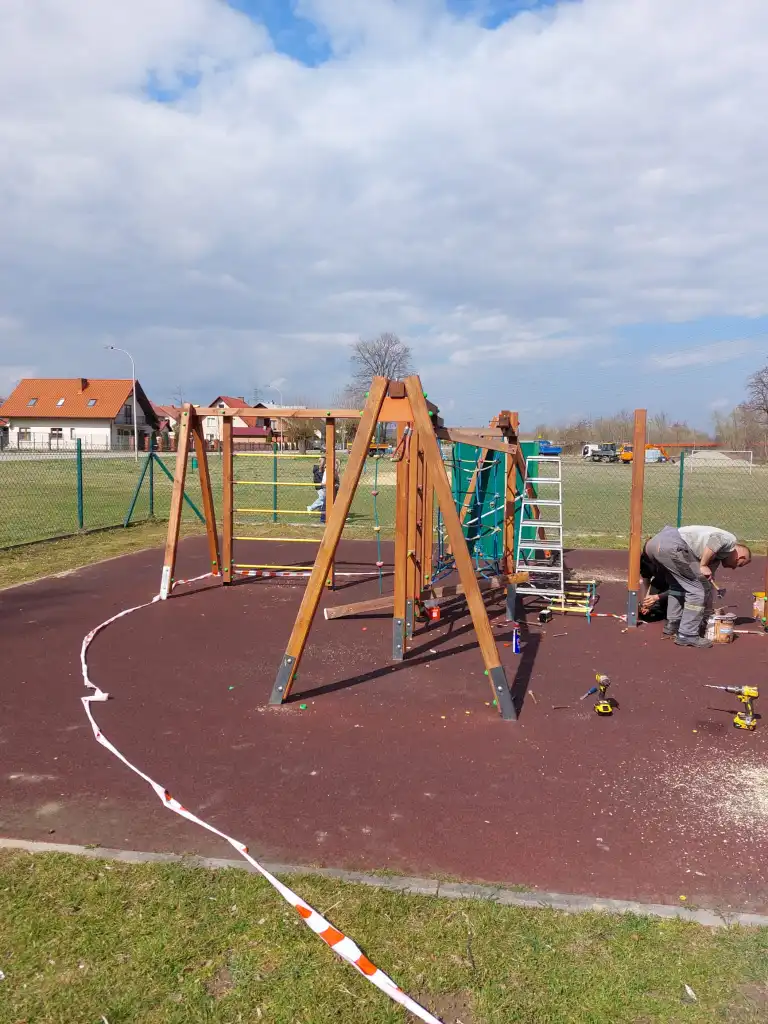 Stary Sącz: Świeżo wyremontowane place zabaw. Czas na zabawę