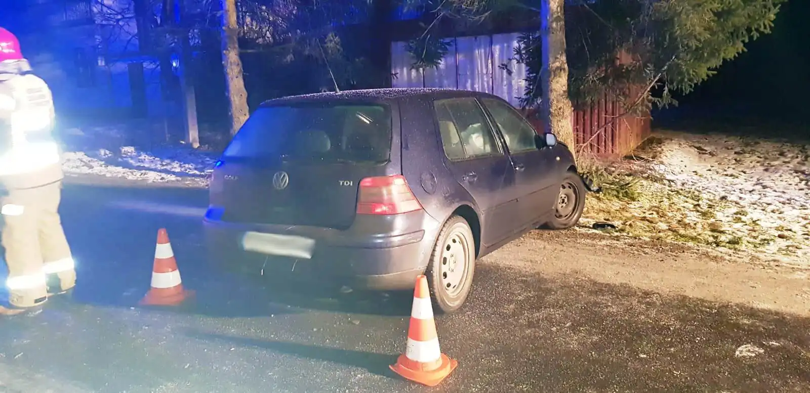Wypadek w Łabowej. Samochód osobowy wypadł z drogi i uderzył w drzewo