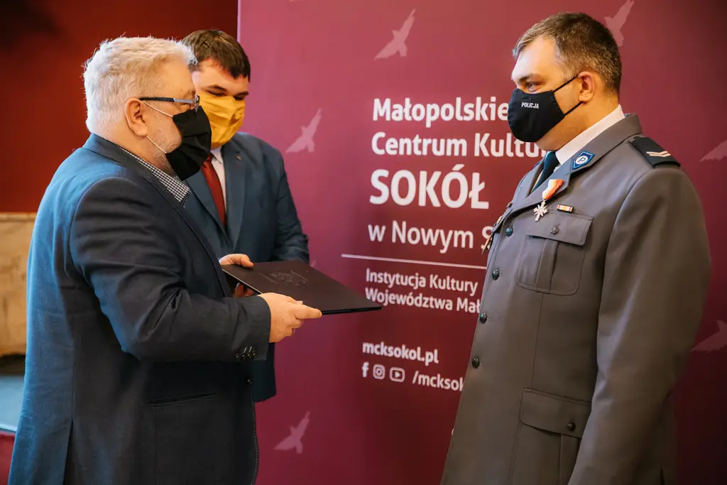 Sądecki policjant, st. sierż. Jacek Łukasik wyróżniony Srebrnym Krzyżem Małopolski