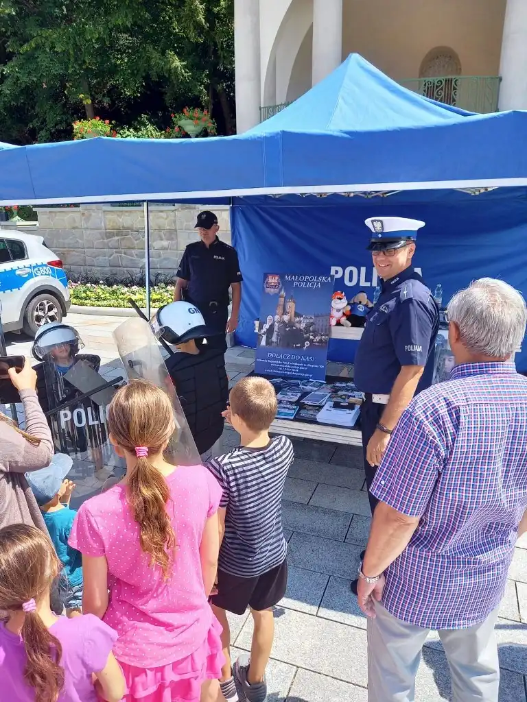 Uroczysty apel z okazji 104. rocznicy powołania Policji Państwowej. Wydarzeniu towarzyszył piknik profilaktyczno-edukacyjny
