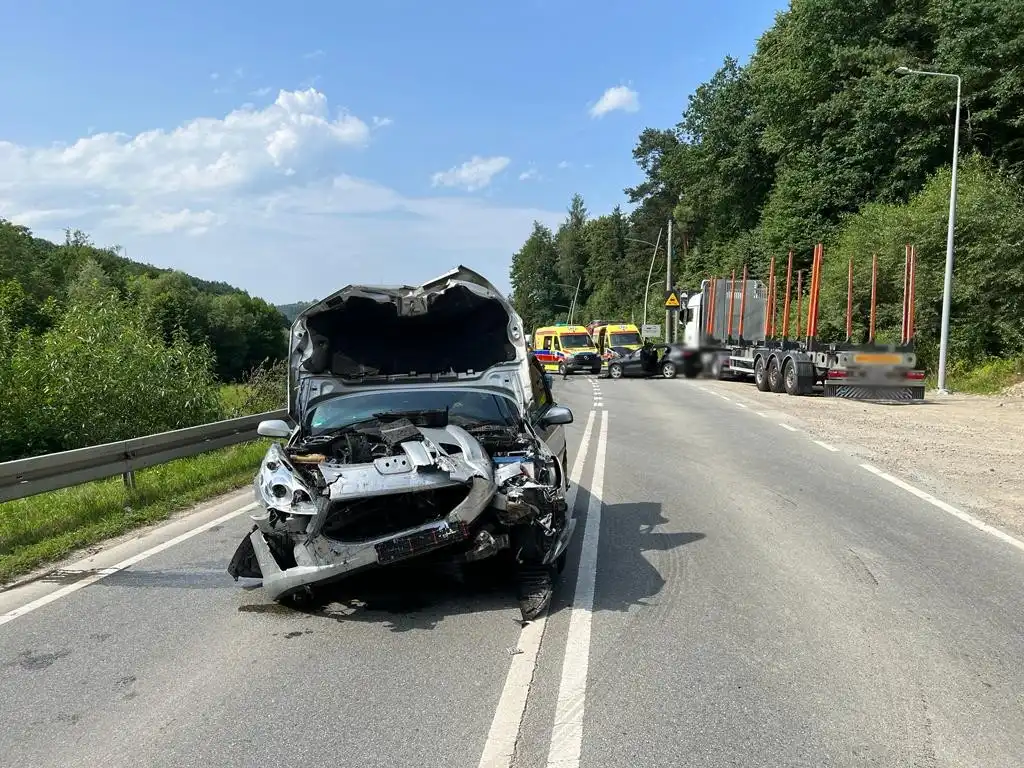 Wypadek w Nowym Sączu. Czołowo zderzyły się dwa pojazdy. Pięć osób poszkodowanych