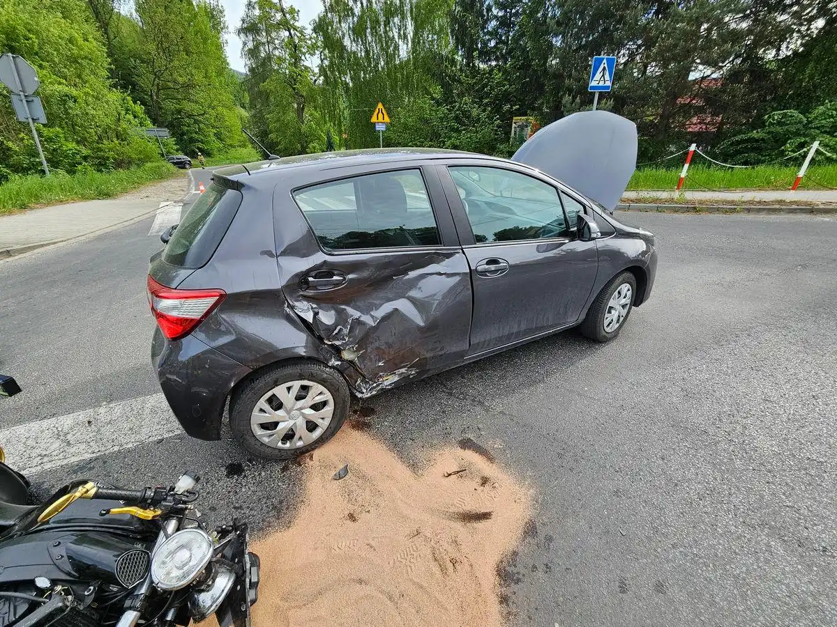 Samochód zderzył się z motocyklem. Wypadek w Jazowsku
