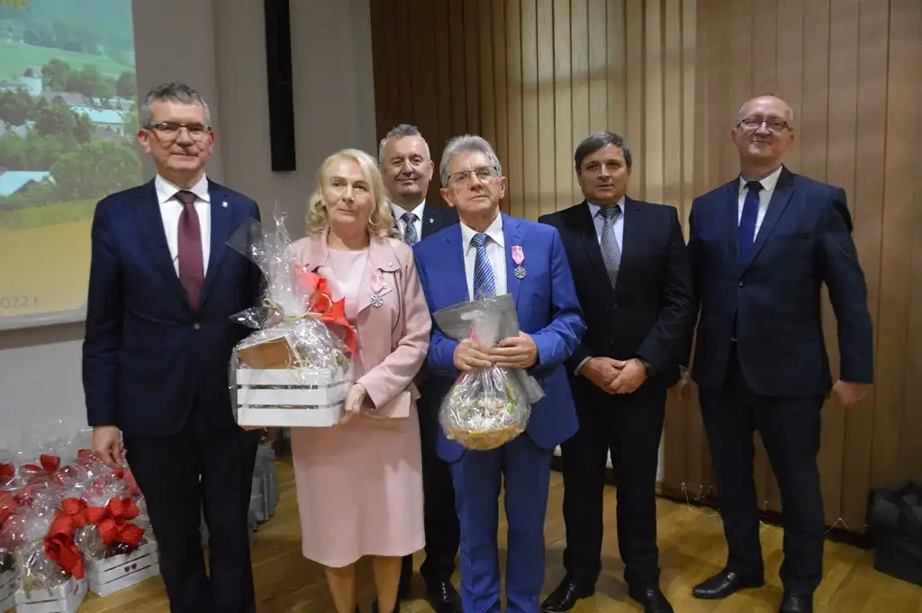 Małżeństwa z długoletnim stażem otrzymały medale od Prezydenta RP. Wśród nich pary z Gminy Stary Sącz