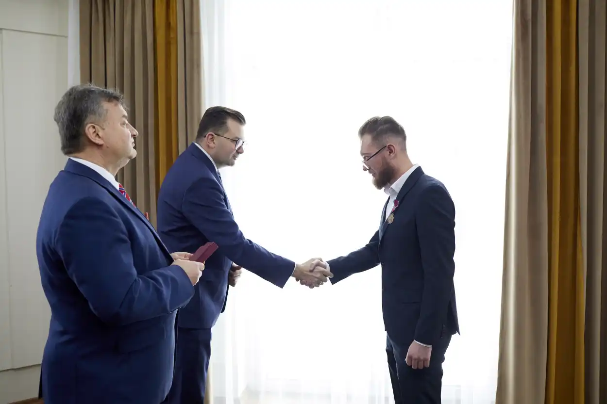 Wojewoda Małopolski wręczył odznaczenia państwowe za zasługi na rzecz ochrony i bezpieczeństwa zdrowia publicznego