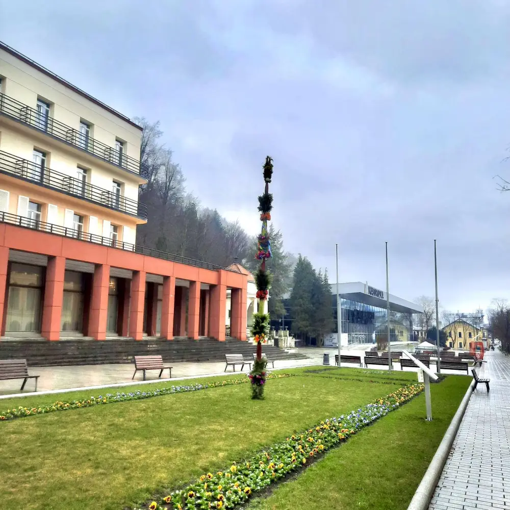Krynica przygotowuje się do świąt. Na Deptaku stanęła świąteczna palma