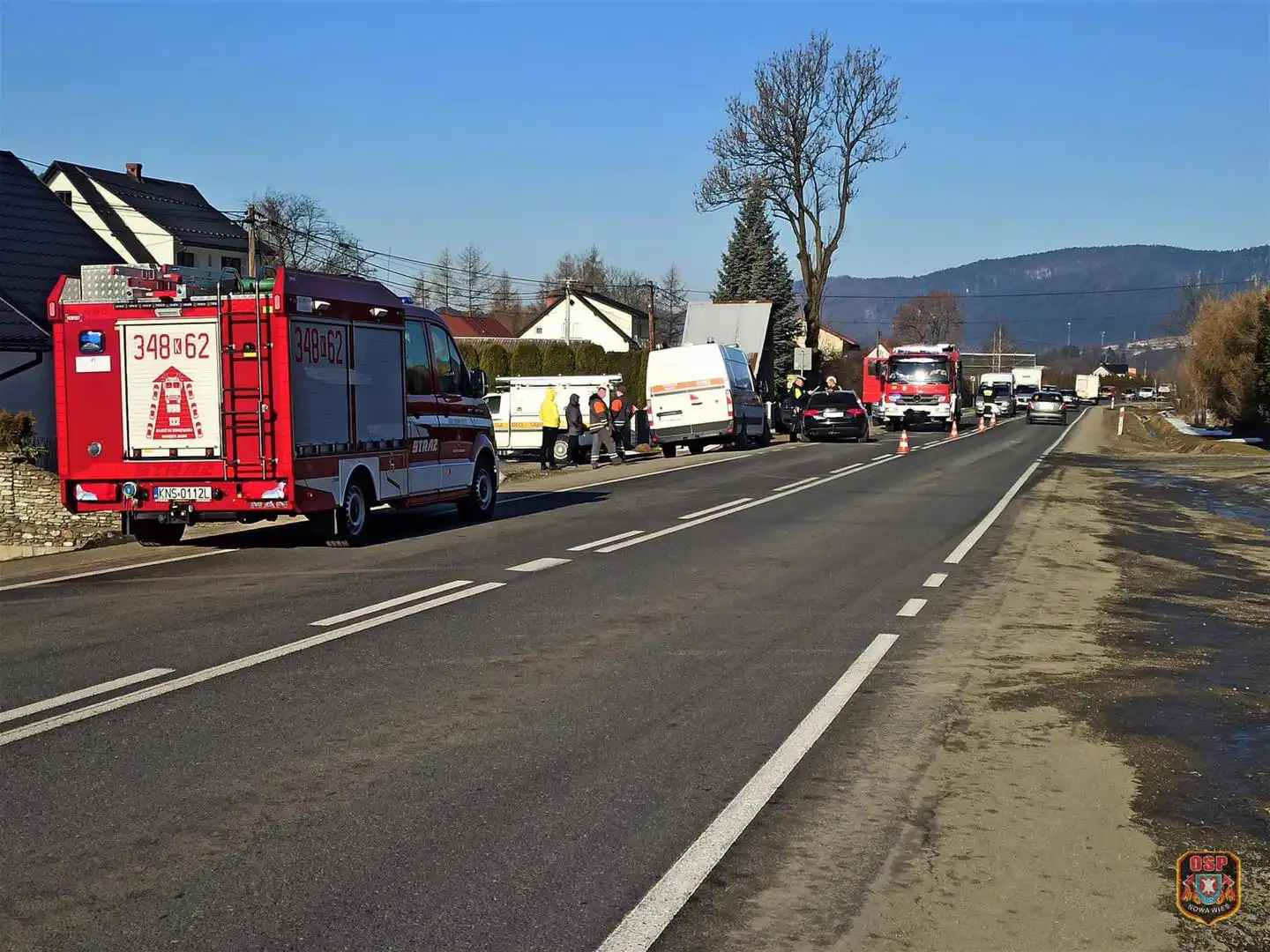 Wypadek na DK 75. Zderzyły się dwa pojazdy. Jeden z nich uderzył w przystanek autobusowy