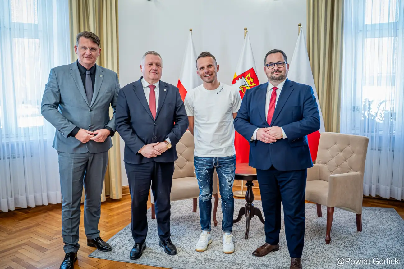 Gwiazda kolarstwa odwiedziła powiat gorlicki. W tle duża impreza sportowa