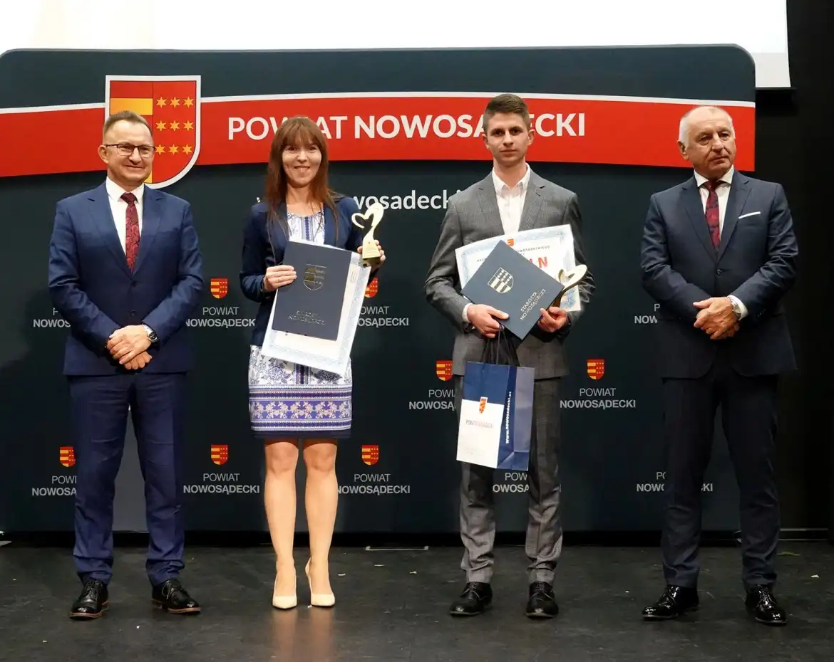 Gala „Sądeckie Oblicza Wolontariatu”. Starosta nagrodził wolontariuszy zaangażowanych w niesienie pomocy innym