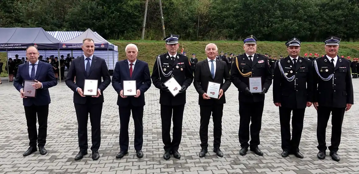 Druhowie z OSP w Paszynie otrzymali nowy samochód ratowniczo-gaśniczy i promesę od starosty