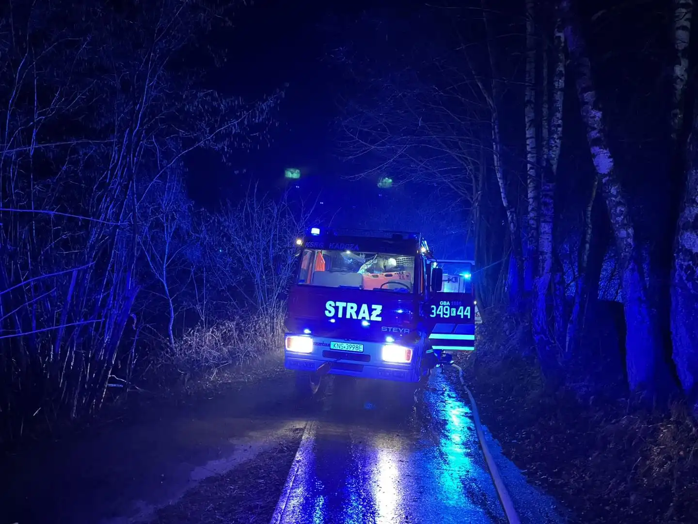 Pożar budynku mieszkalnego w Obidzy. Strażacy walczyli z ogniem w trudnych warunkach