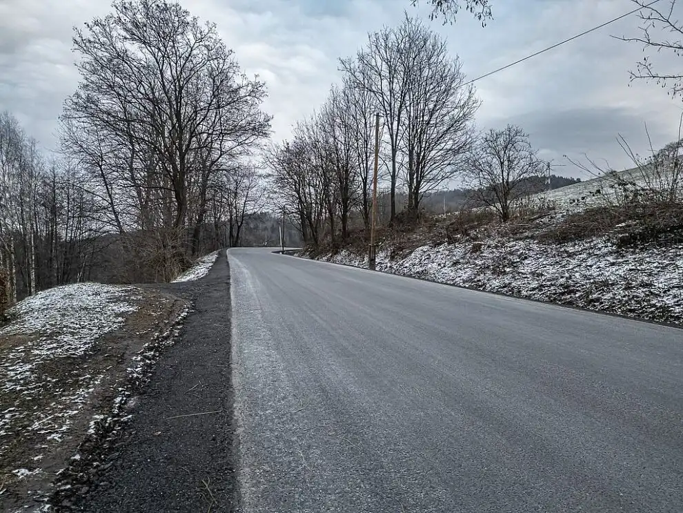 Stabilna podbudowa i równa jezdnia. Droga powiatowa w Rożnowie po remoncie