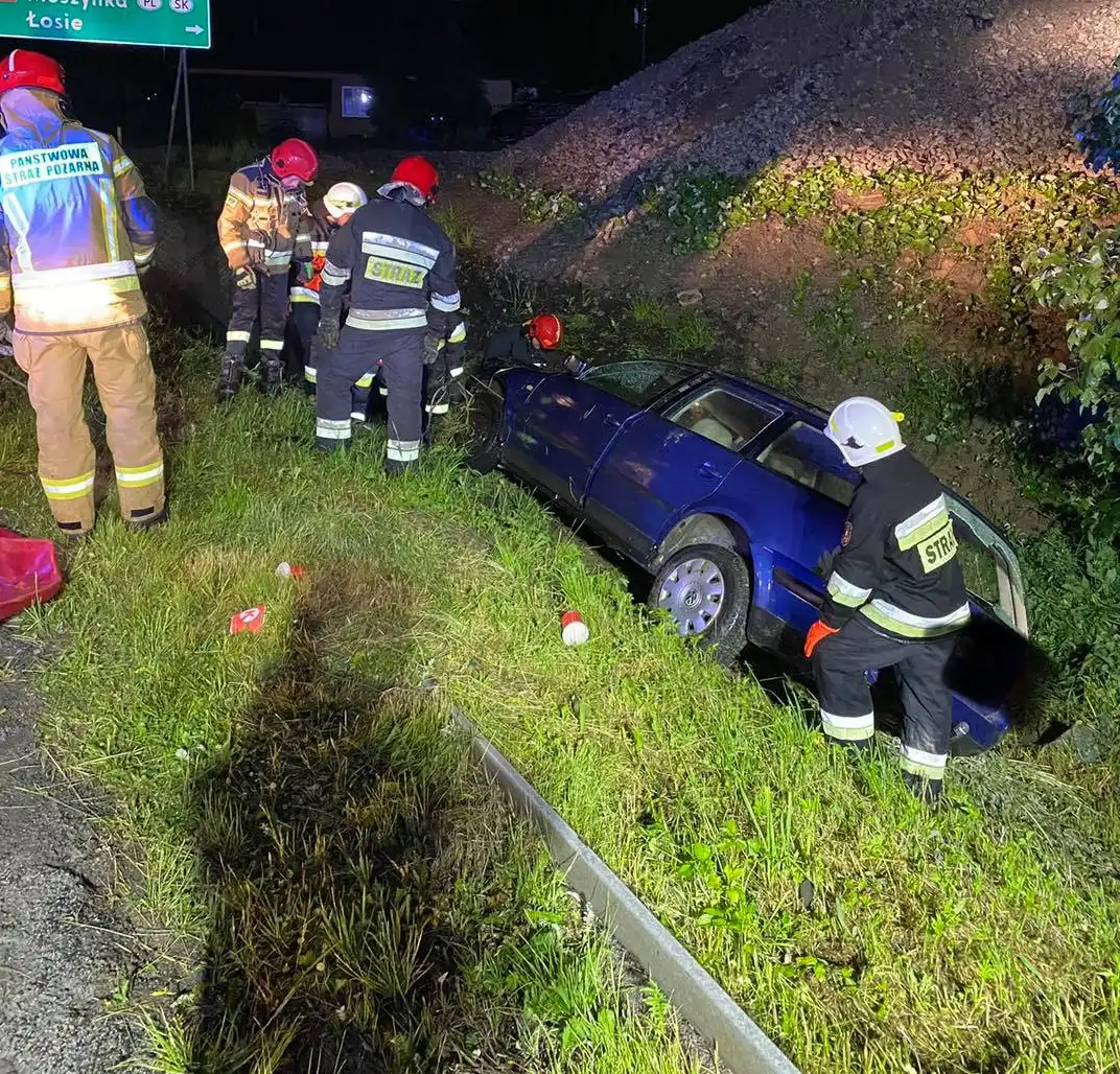 Nowa Wieś. Samochód osobowy wypadł z drogi. Dwie osoby w szpitalu