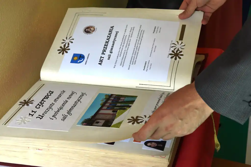 Gmina Laskowa: Uroczyste poświęcenie nowej sali gimnastycznej przy SP w Żmiącej