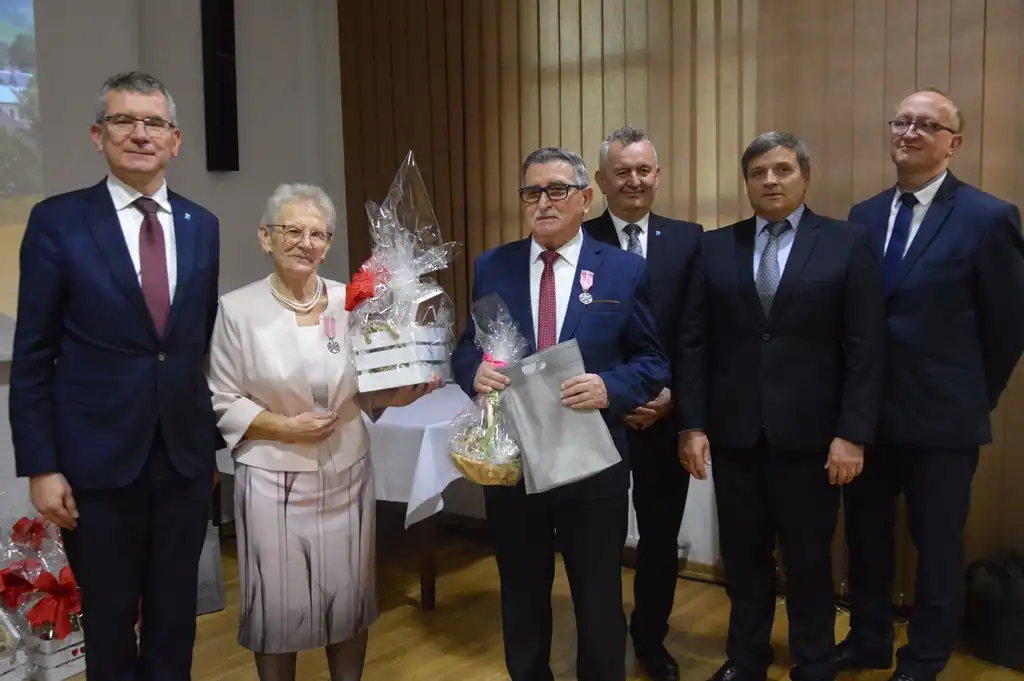 Małżeństwa z długoletnim stażem otrzymały medale od Prezydenta RP. Wśród nich pary z Gminy Stary Sącz