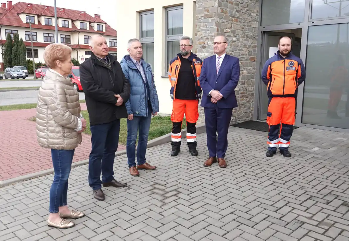 Nowa karetka Sądeckiego Pogotowia Ratunkowego od dziś stacjonuje w Łososinie Dolnej. Dlaczego?