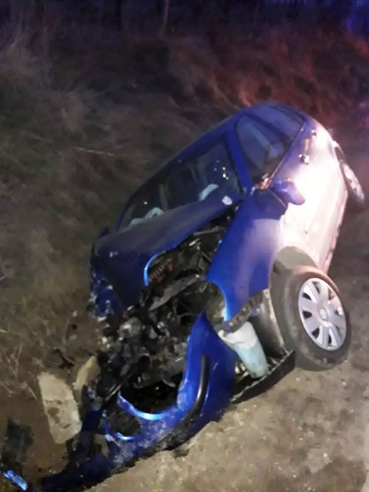 W Olszance osobówka wypadła z drogi i uderzyła w przepust