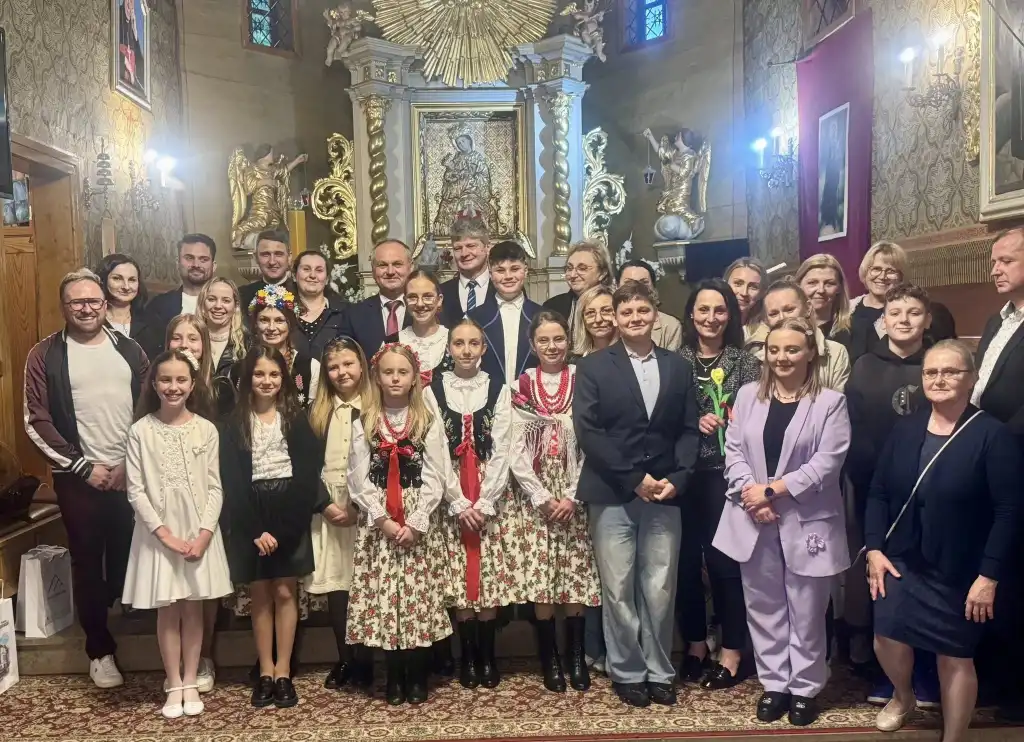Śpiewem ku Maryi. VI Parafialny Przegląd Pieśni Maryjnych w Pisarzowej