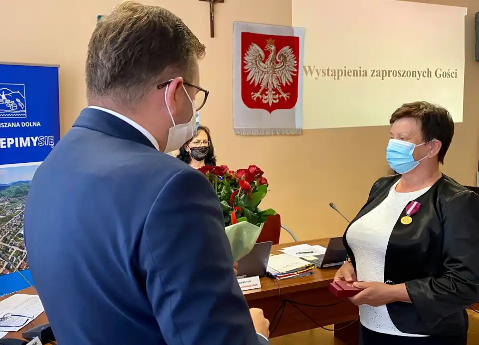 XXXVIII sesja Rady Miejskiej w Mszanie Dolnej. Wojewoda Małopolski wręczył odznaczenie państwowe przyznane przez Prezydenta RP