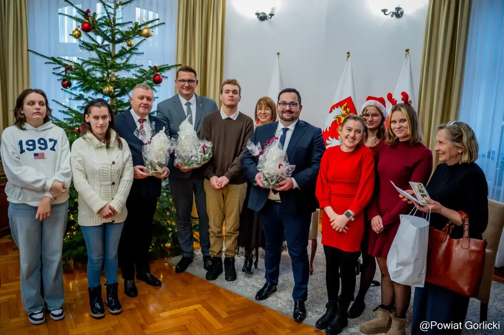 Gorlice w świątecznym nastroju. Wspólne ubieranie choinki w starostwie