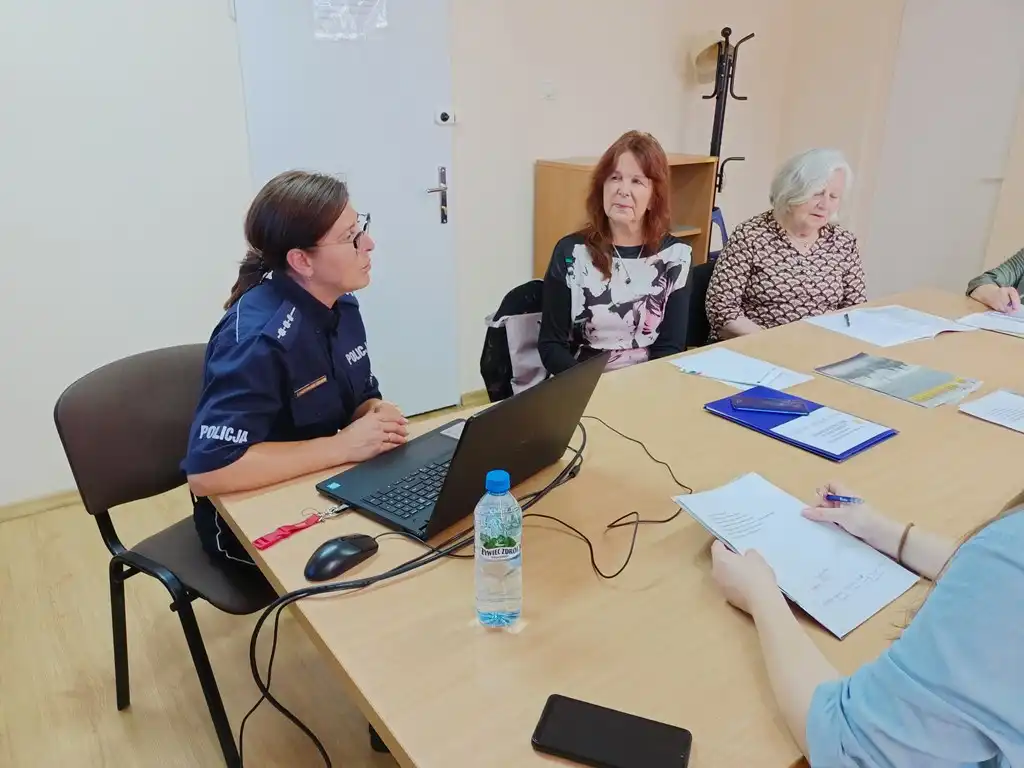 Policjantka z sądeckiej komendy spotkała się z seniorkami z Sądeckiego Uniwersytetu Trzeciego