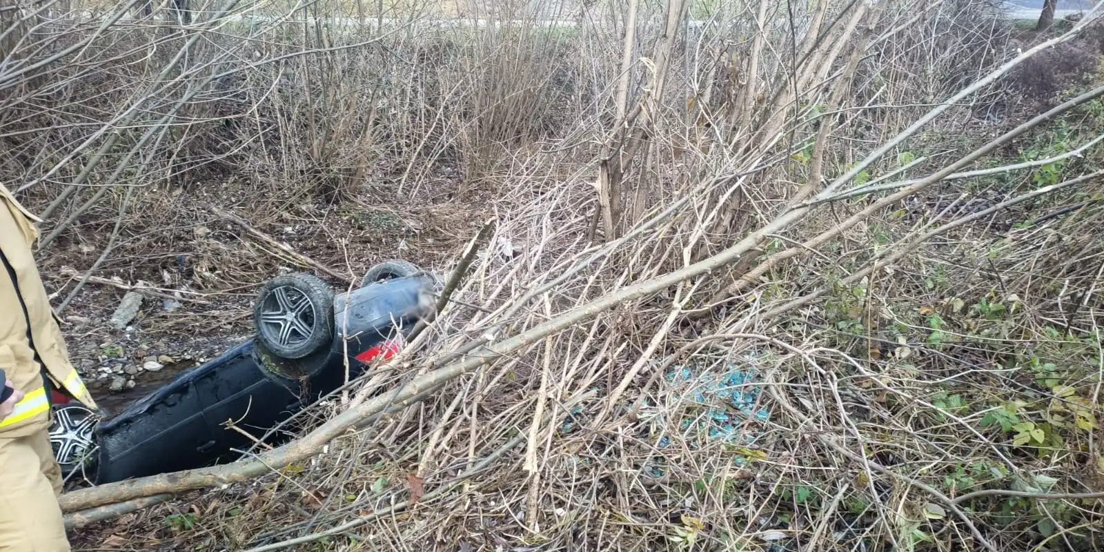 Wypadek w Zagorzynie. Osobówka wpadła do koryta potoku. Pojazdem podróżowała matka z dwumiesięcznym dzieckiem