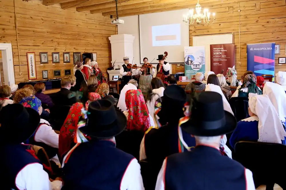 Krakowiacy, Lachy i Górale. Opowieść o strojach wsi małopolskiej