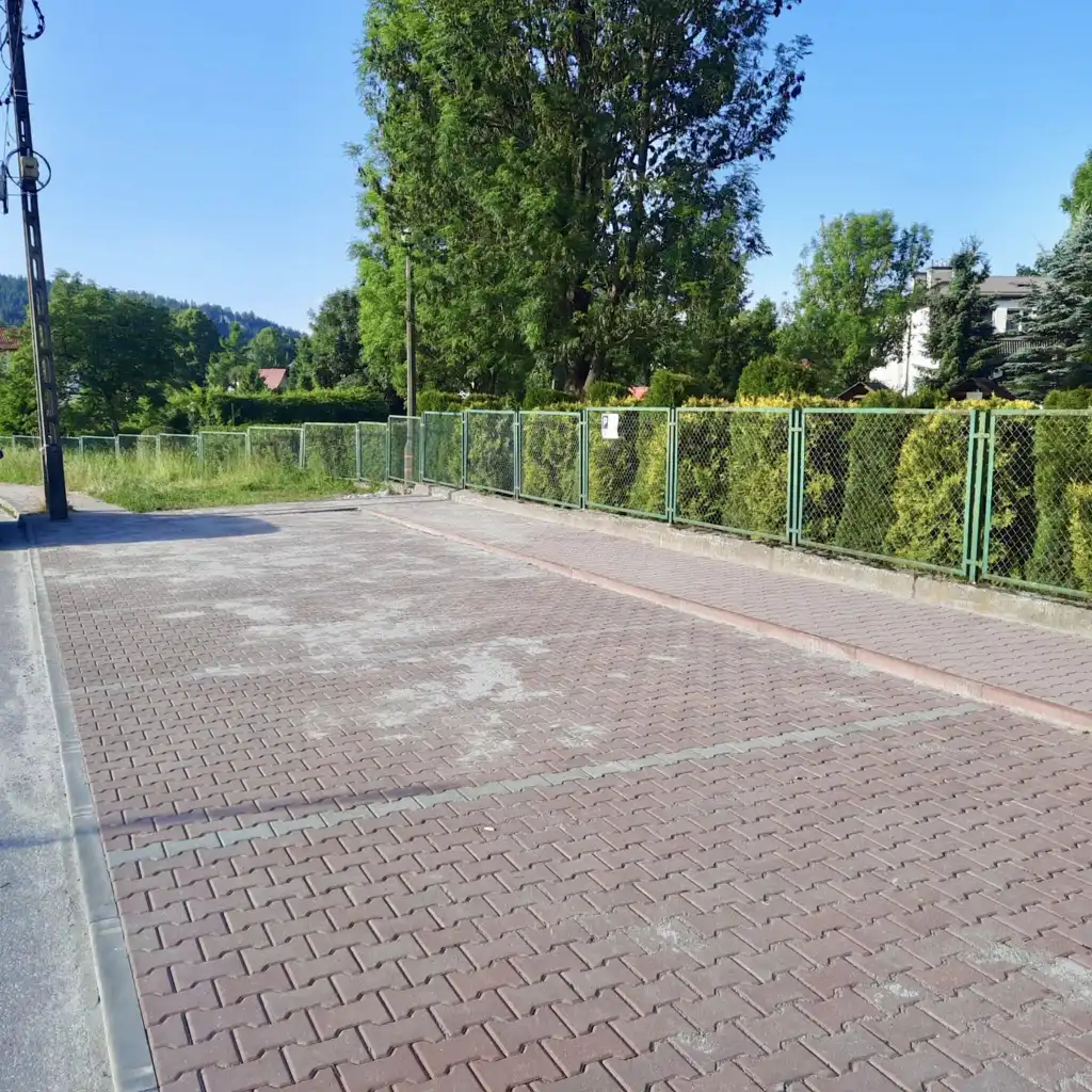 Nowe miejsca postojowe przy przedszkolu w Krynicy-Zdroju