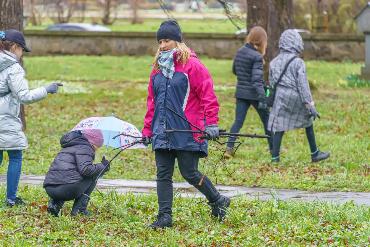 Wolontariusze po raz czwarty posprzątali Stary Cmentarz w Nowym Sączu