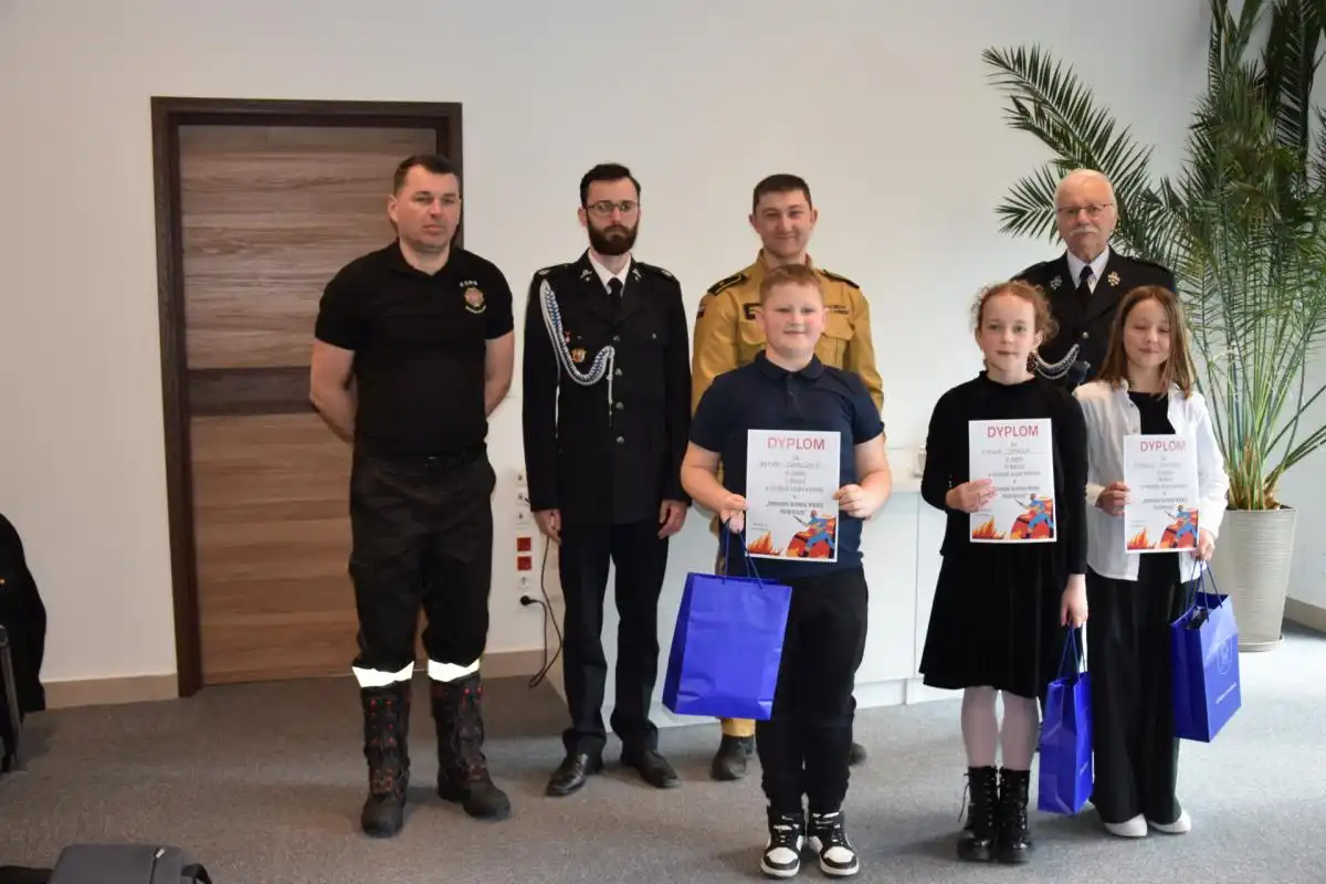 Młodzi strażacy na medal. Eliminacje Gminne Ogólnopolskiego Turnieju Wiedzy Pożarniczej w Dobrej