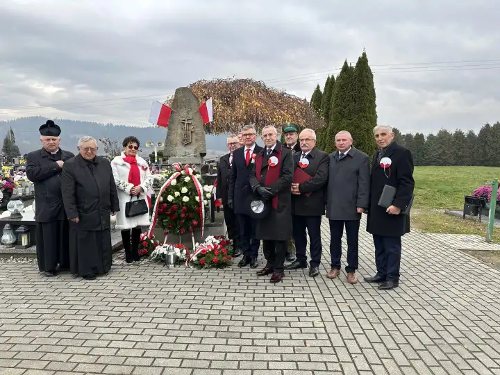 Pod obeliskiem w Gołkowicach. Uroczysty hołd ofiarom totalitaryzmów