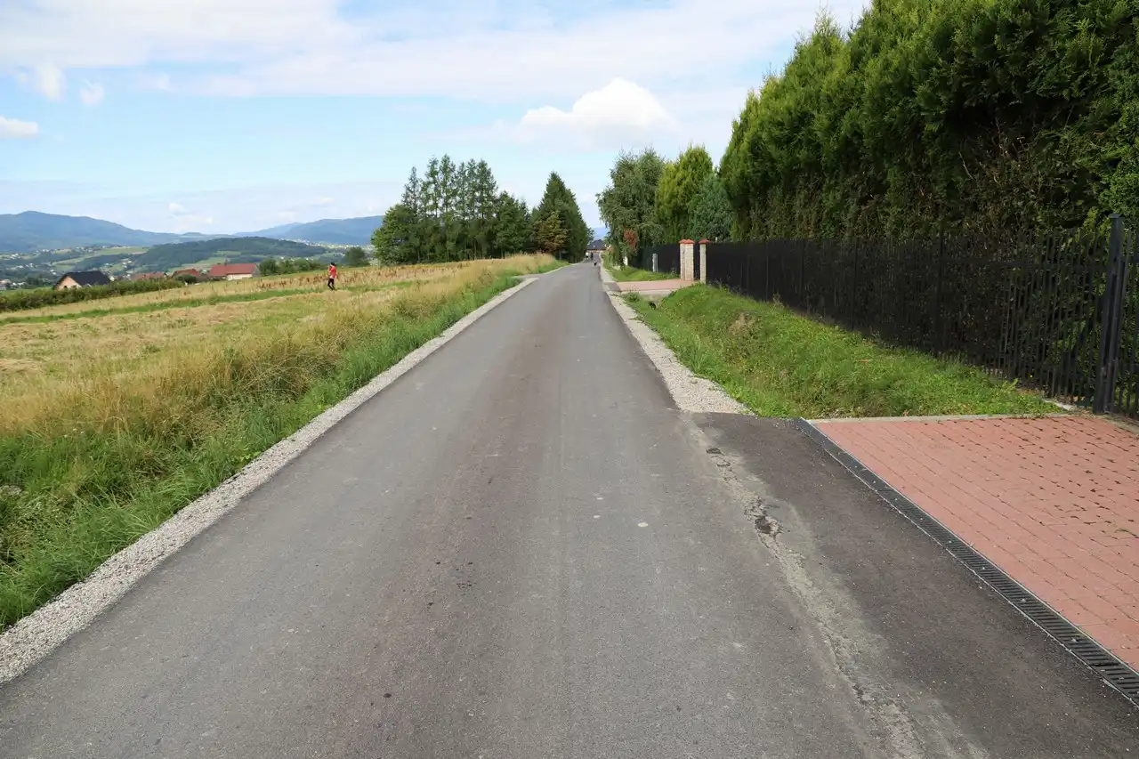Zakończył się remont drogi gminnej Siekierczyna - Raszówki – Jabłoniec