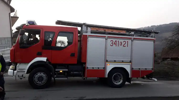 Wypadek w Kamionce Małej. Osobówka wypadła z drogi i "wylądowała" na prywatnej posesji