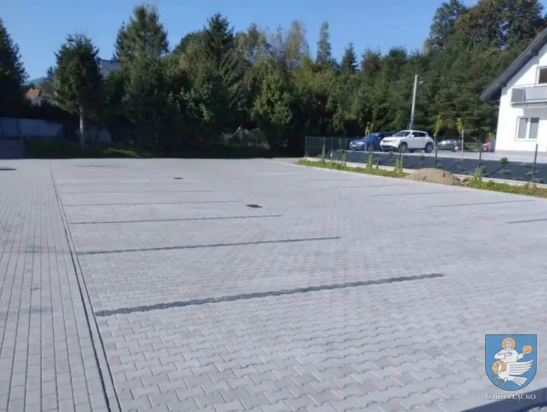 Zakończyła się modernizacja drogi gminnej  zlokalizowanej przy Kościele Parafialnym w Jazowsku