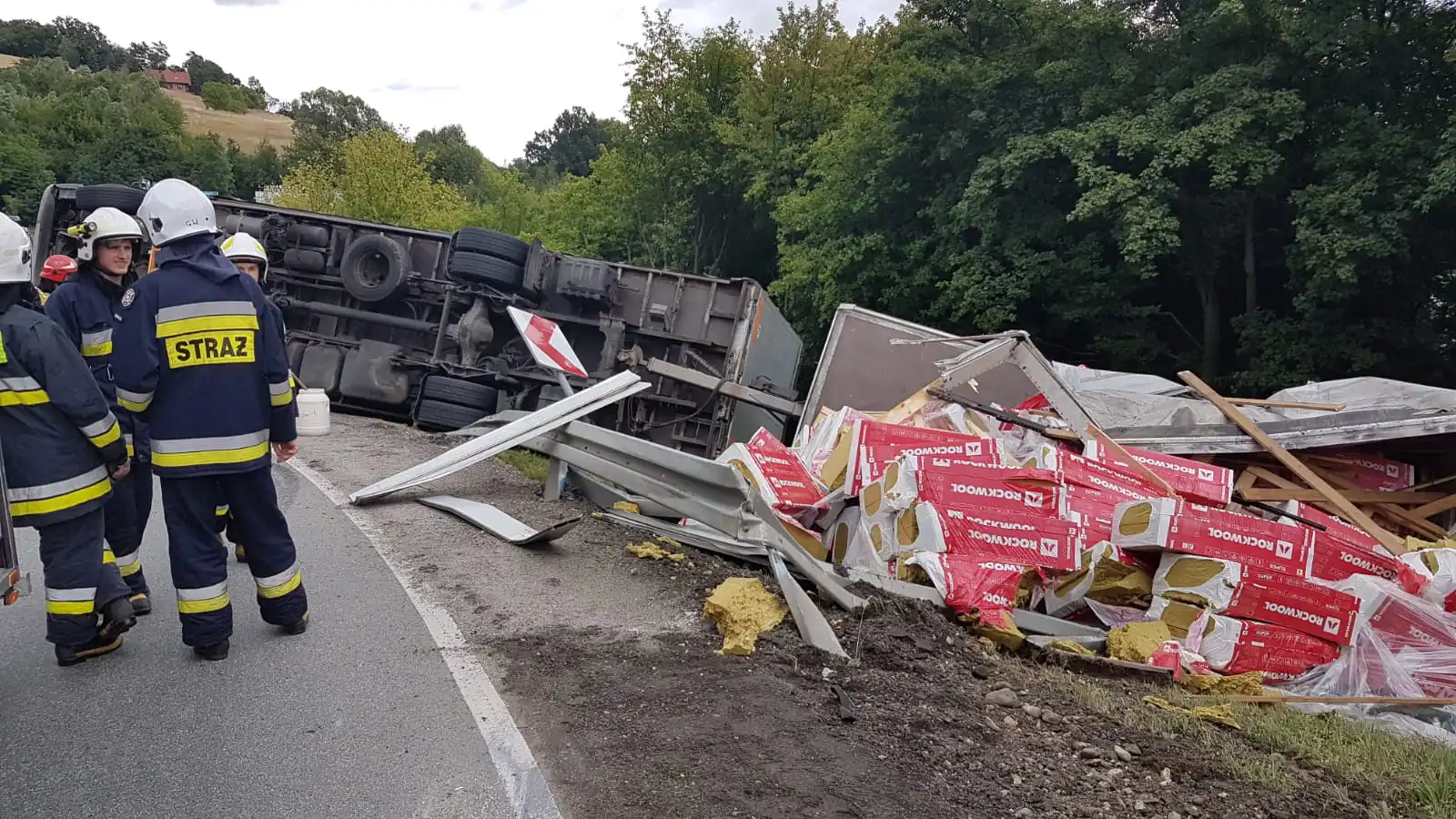 W Tęgoborzy ciężarówka z przyczepą wypadła z drogi