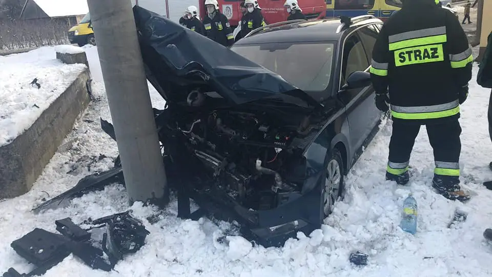 Wypadek w Zabrzeży. Osobówka wypadła z drogi i uderzyła w słup energetyczny
