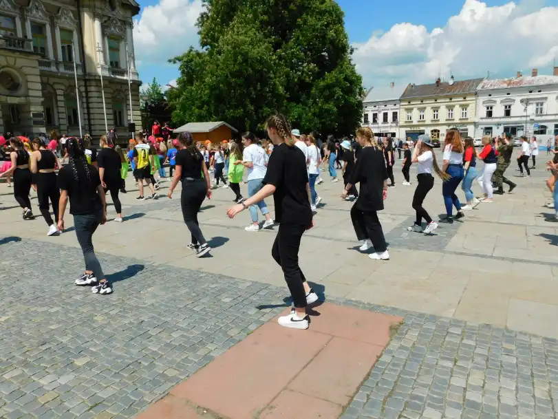 Jerusalema Dance Challenge przed sądeckim ratuszem