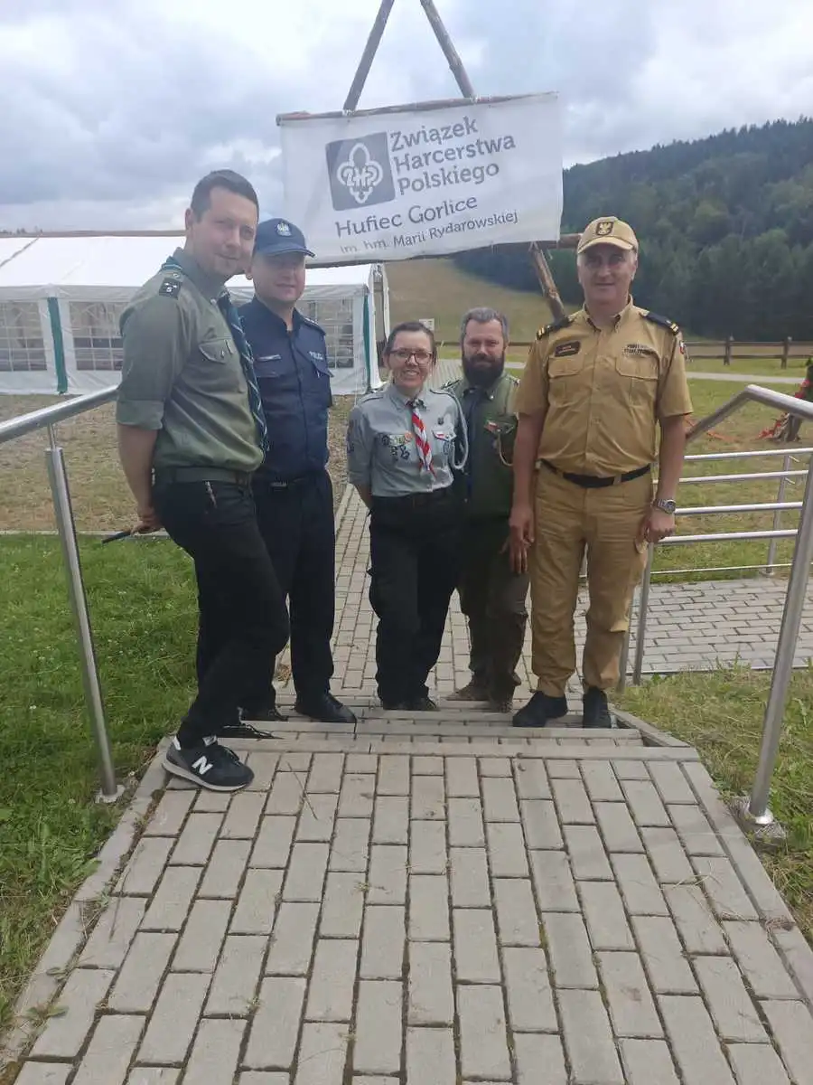 Gorliccy policjanci wizytują wakacyjne obozy harcerskie i  miejsca zorganizowanego wypoczynku