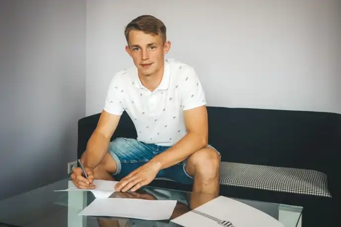 Mateusz Geniec podpisał dwuletni kontrakt z “Biało-Czarnymi”