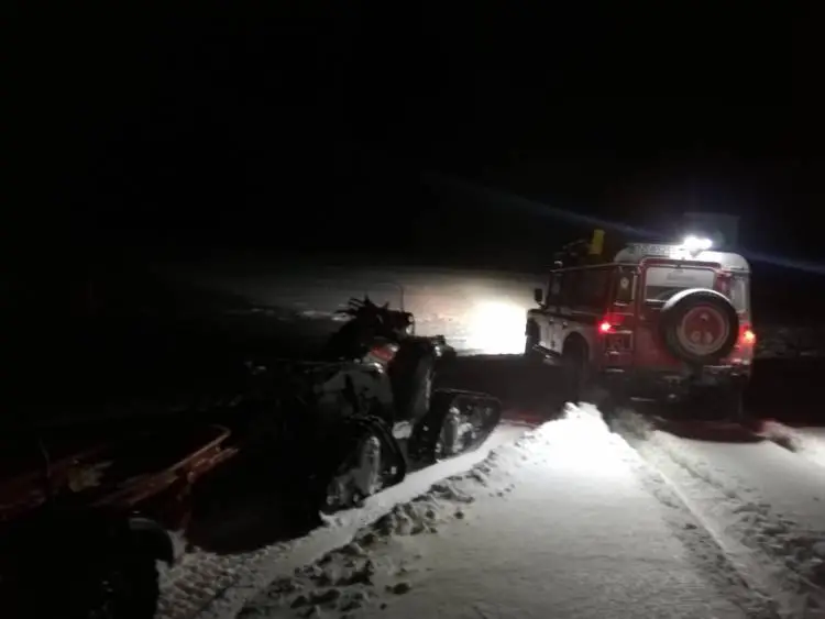 Zupełnie nie przygotowani do warunków zimowych wybrali się autem terenowym na „off-road”. Interweniowali GOPR-owcy