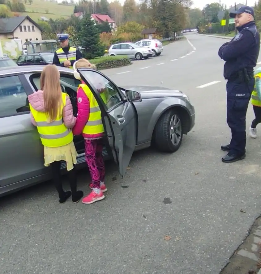 W ramach akcji „Świeć przykładem” sądeccy policjanci odwiedzili uczniów Zespołu Szkolno-Przedszkolnego w Krużlowej Wyżnej