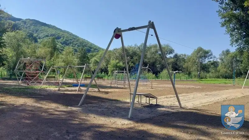 W Gminie Łącko powstały trzy kolejne place zabaw i boisko sportowe