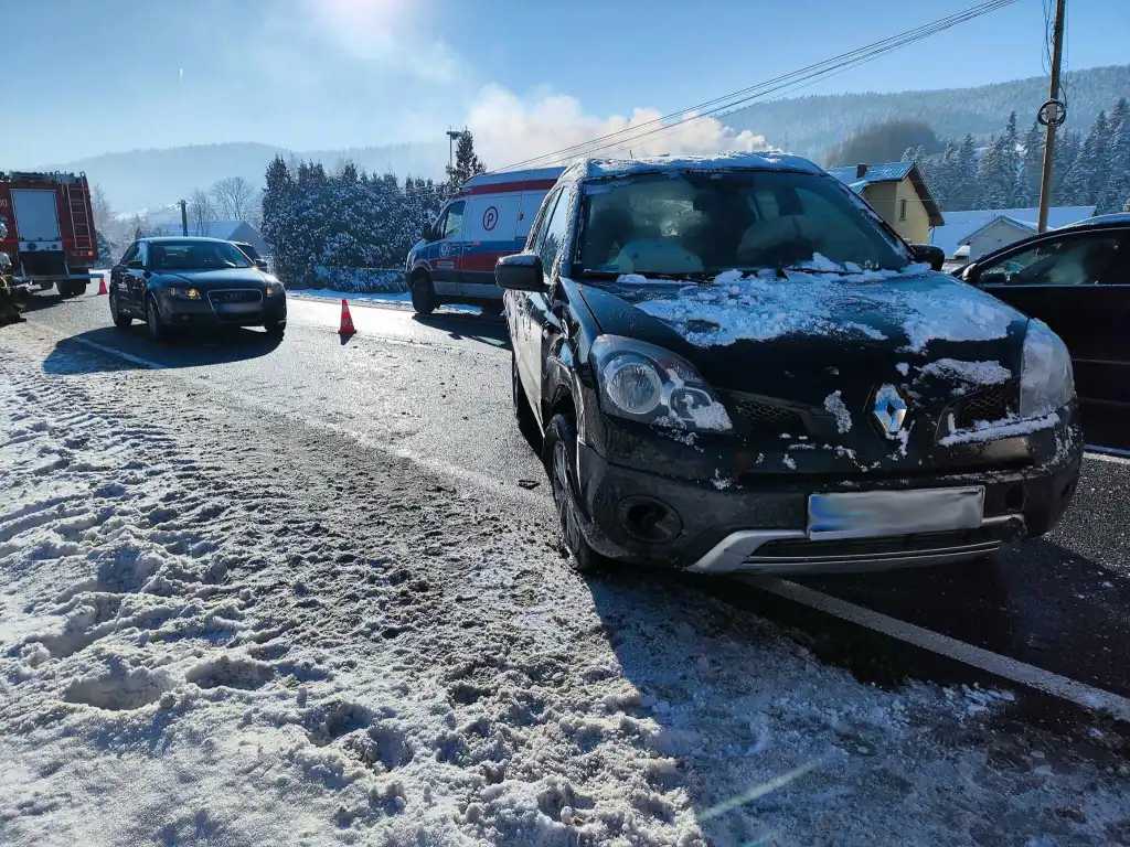 Kolizja dwóch samochodów osobowych na DK75 w Nowej Wsi. Jedna osoba trafiła do szpitala