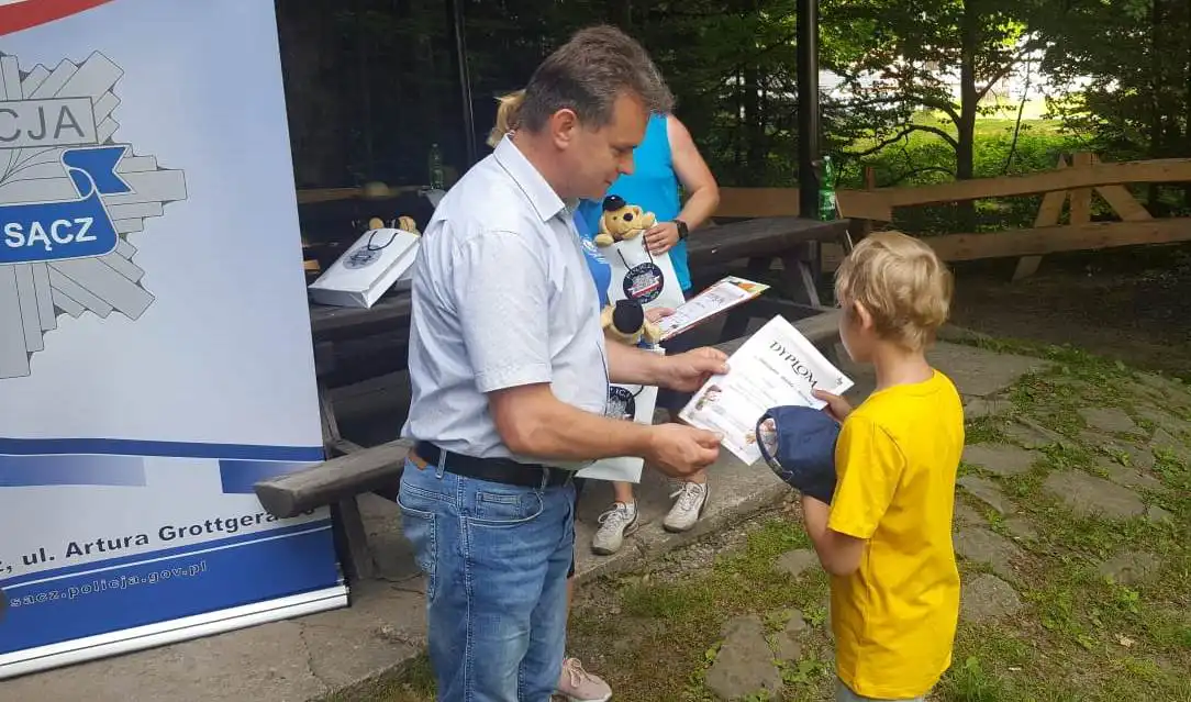 19 czerwca odbył się charytatywny pieszy rajd po Beskidzie Sądeckim. Uczestniczyli w nim Policjanci