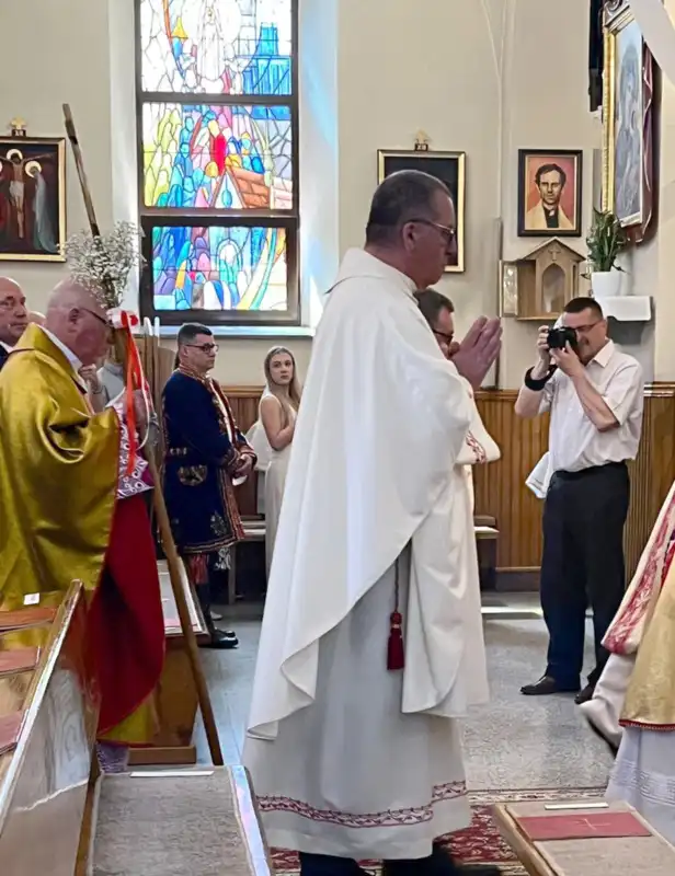Złote Jabłko i gratulacje dla księdza prałata Józefa Babicza z okazji 50-lecia kapłaństwa